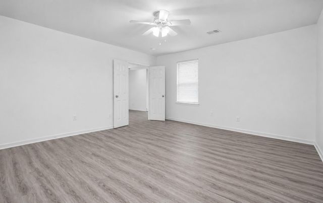 166 Meadow Grove Drive, Conroe, TX 77384