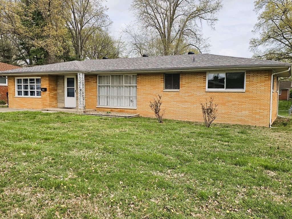 Image 1 of property listing at 700 Magnolia Avenue, Mt Vernon, IL 62864