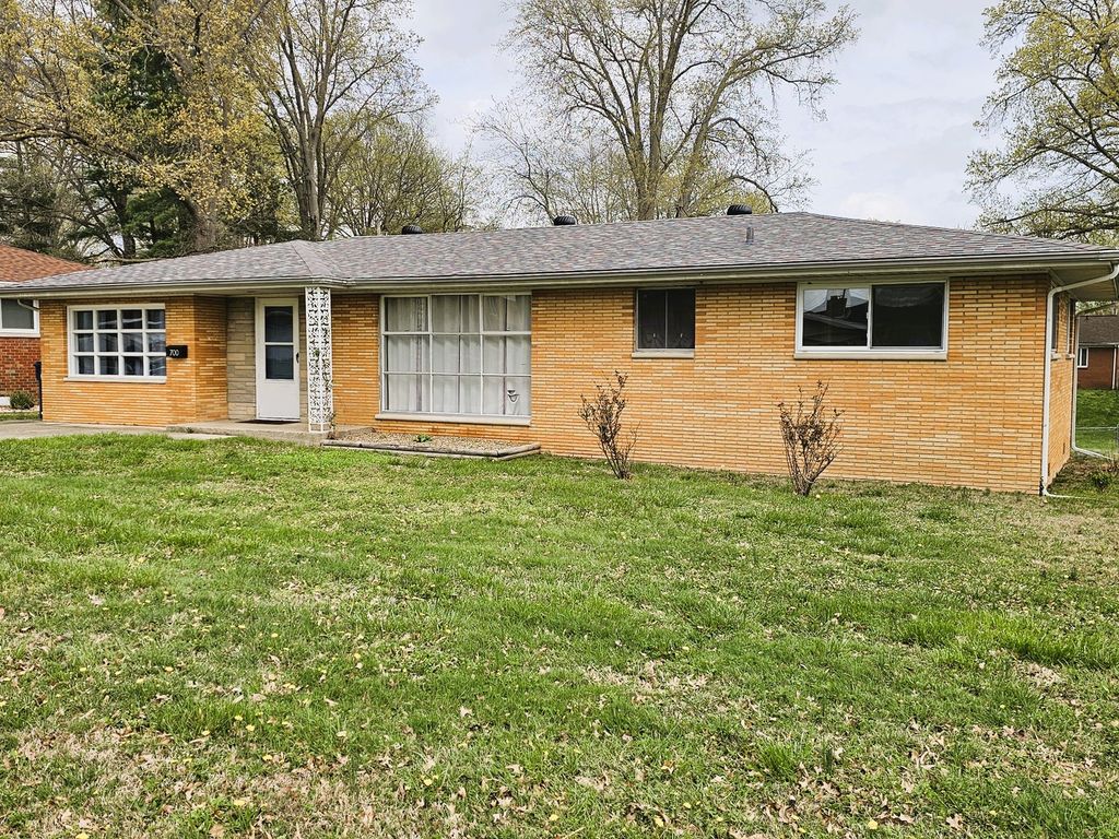 Image 2 of property listing at 700 Magnolia Avenue, Mt Vernon, IL 62864
