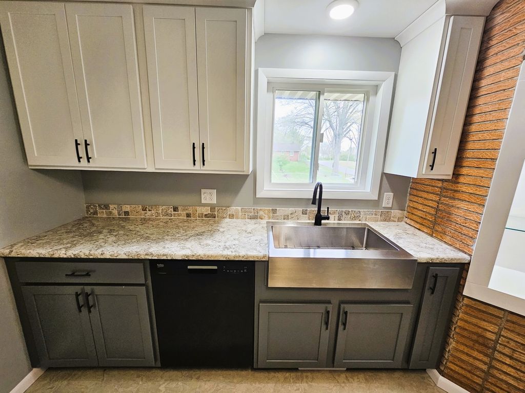 Image 11 of property listing at 700 Magnolia Avenue, Mt Vernon, IL 62864