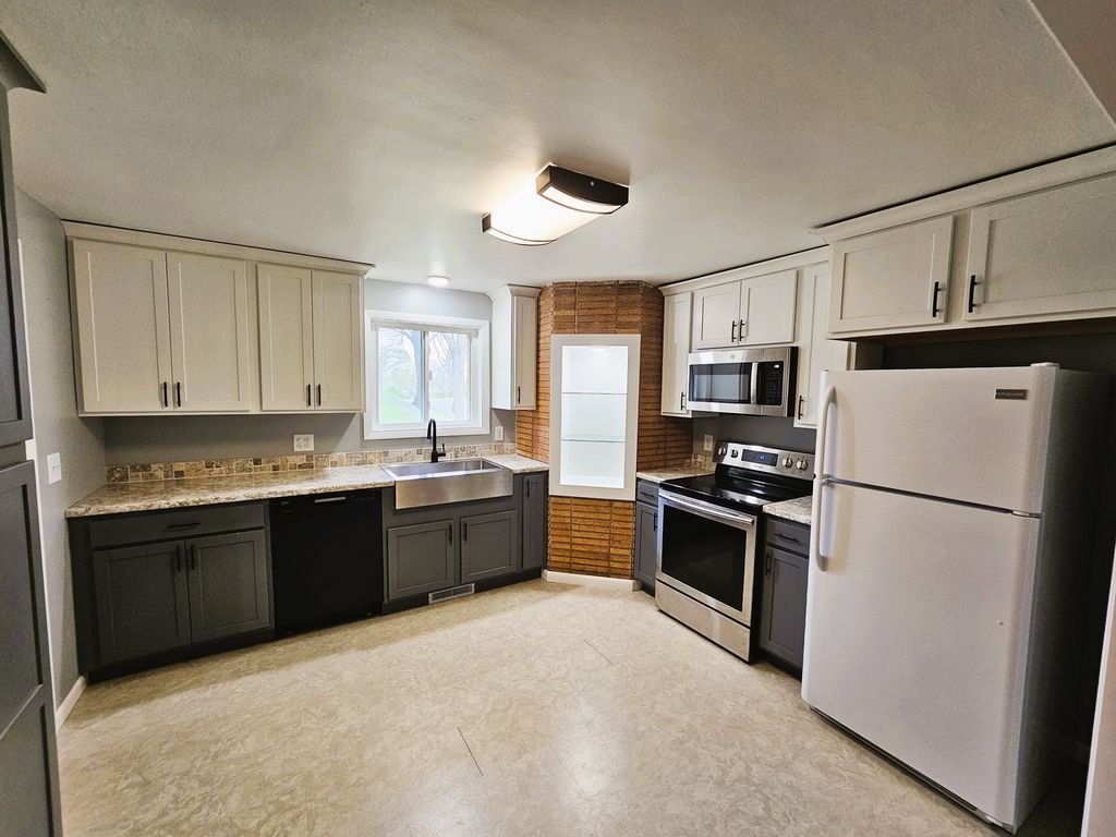 Image 12 of property listing at 700 Magnolia Avenue, Mt Vernon, IL 62864