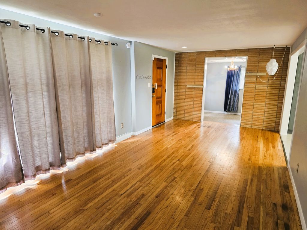 Image 14 of property listing at 700 Magnolia Avenue, Mt Vernon, IL 62864