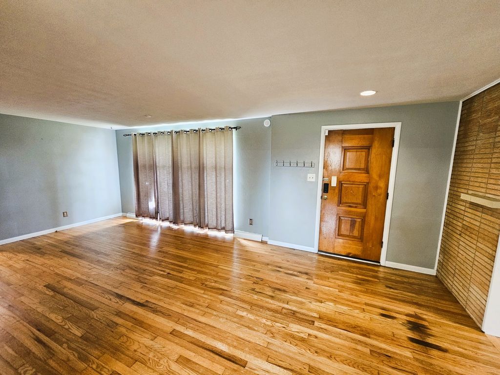 Image 15 of property listing at 700 Magnolia Avenue, Mt Vernon, IL 62864