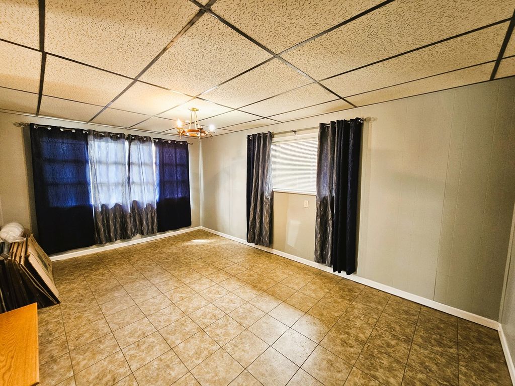 Image 16 of property listing at 700 Magnolia Avenue, Mt Vernon, IL 62864