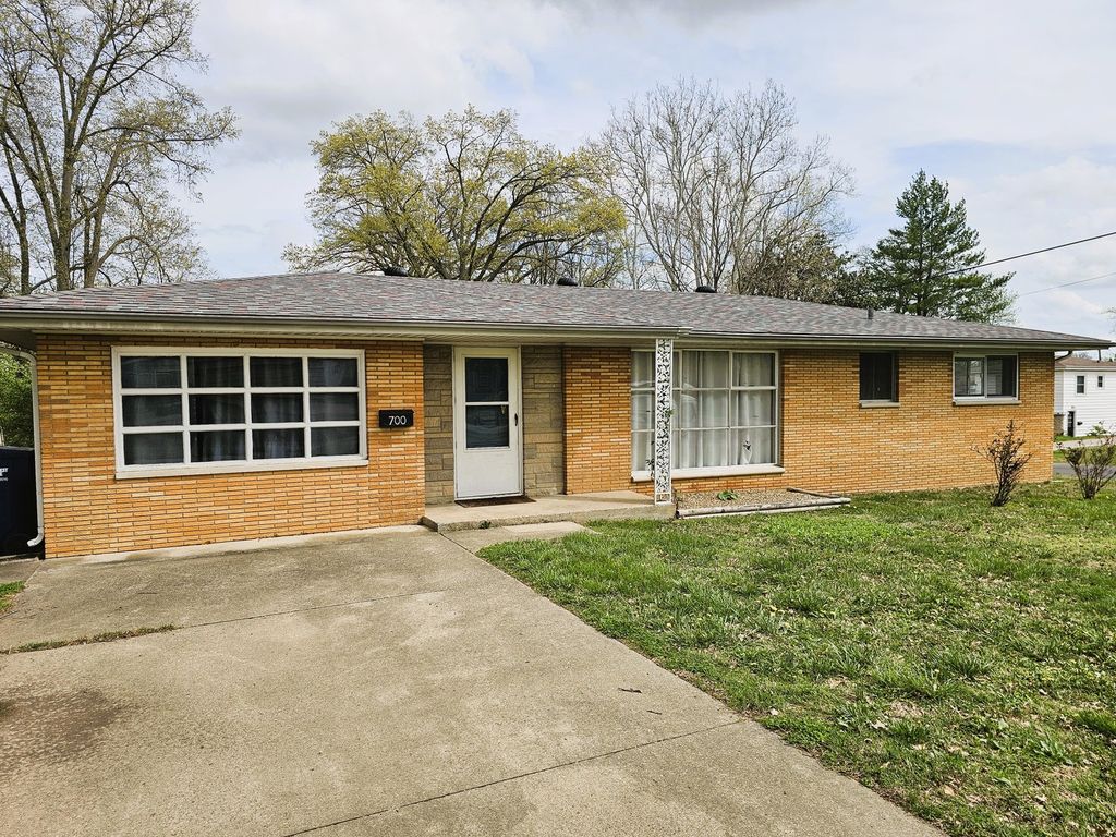 Image 3 of property listing at 700 Magnolia Avenue, Mt Vernon, IL 62864