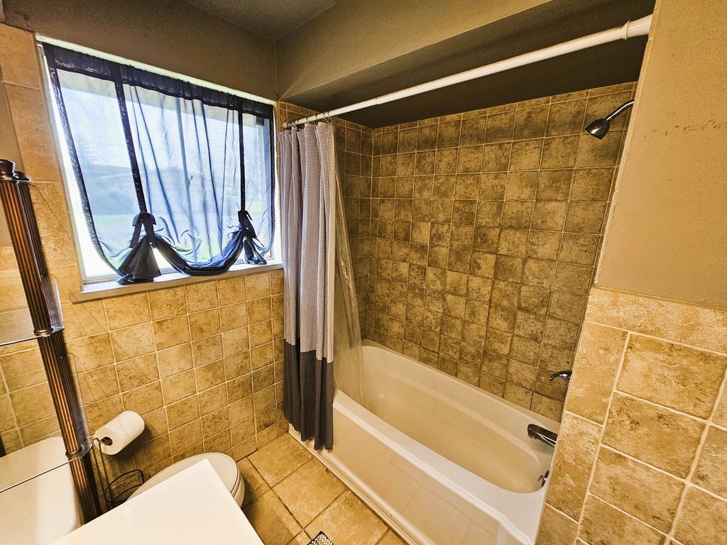 Image 24 of property listing at 700 Magnolia Avenue, Mt Vernon, IL 62864