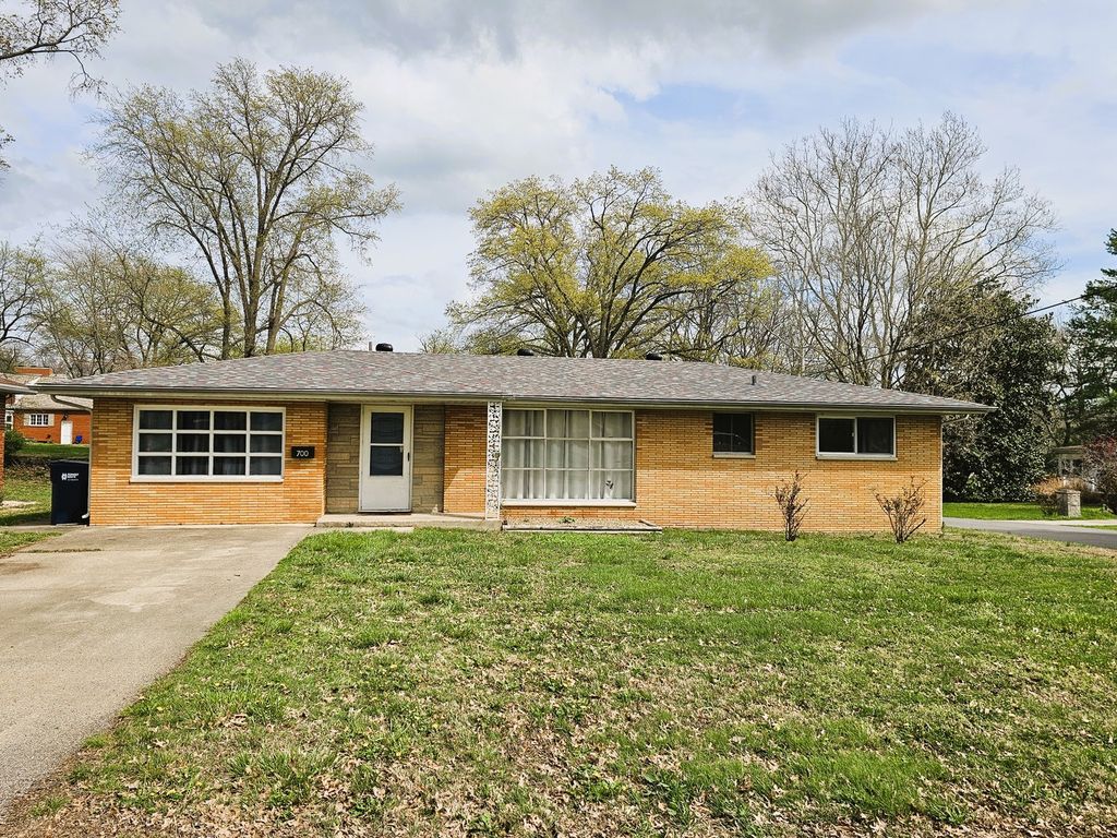 Image 4 of property listing at 700 Magnolia Avenue, Mt Vernon, IL 62864