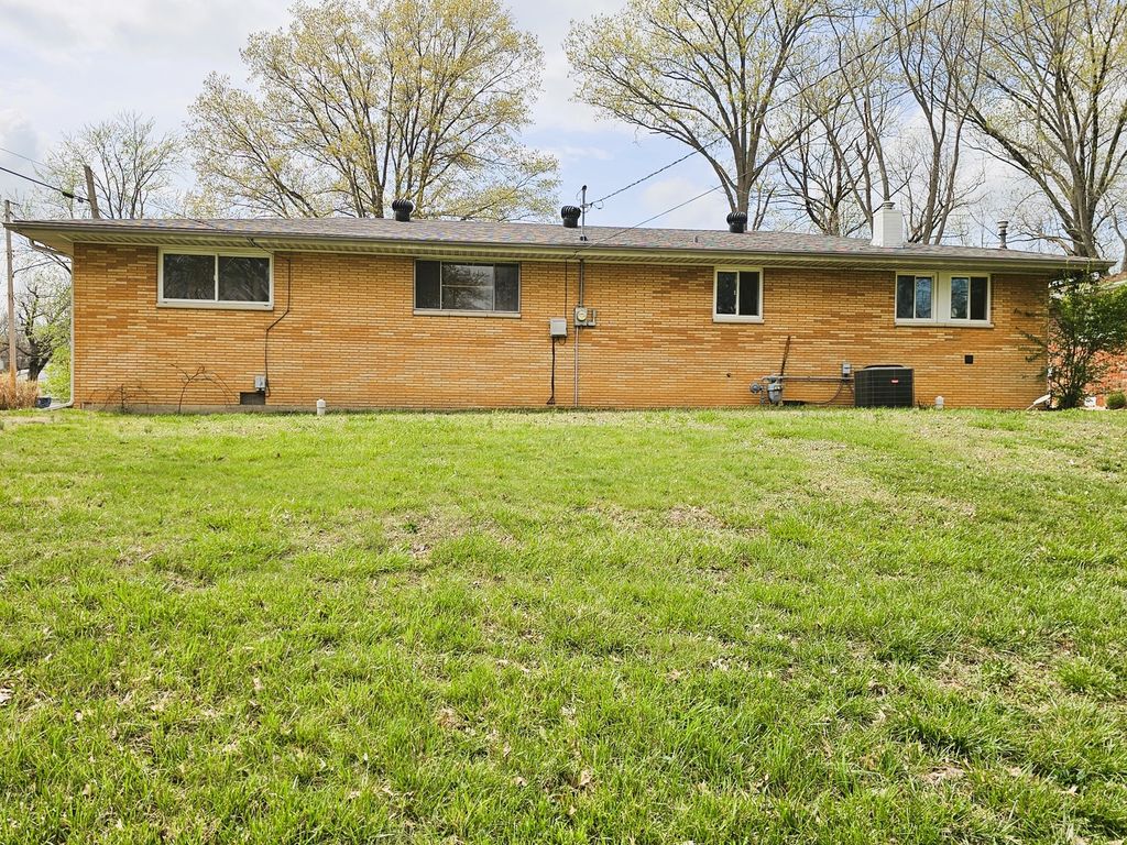 Image 6 of property listing at 700 Magnolia Avenue, Mt Vernon, IL 62864