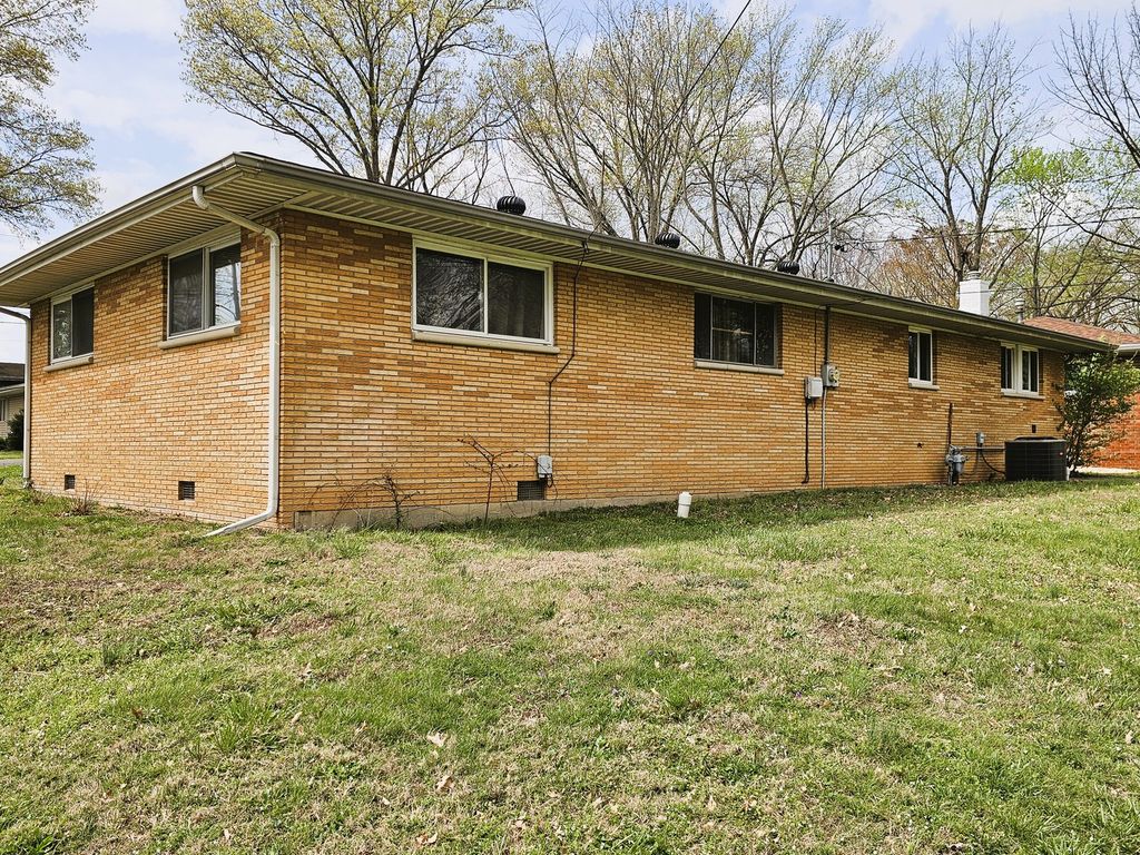 Image 7 of property listing at 700 Magnolia Avenue, Mt Vernon, IL 62864
