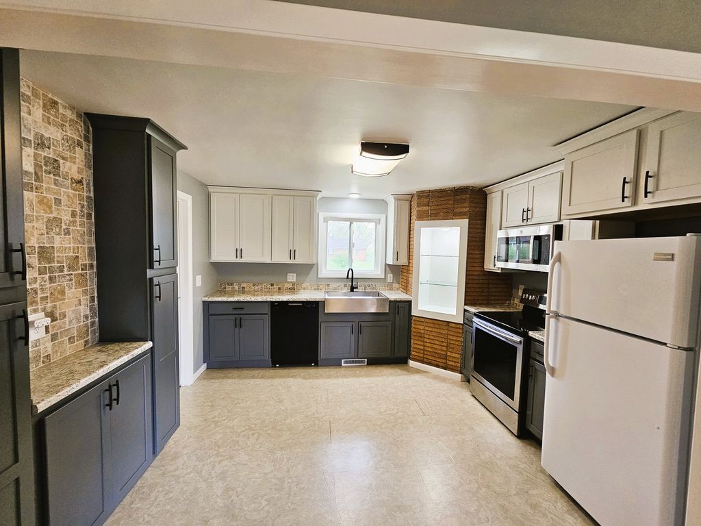 Image 9 of property listing at 700 Magnolia Avenue, Mt Vernon, IL 62864