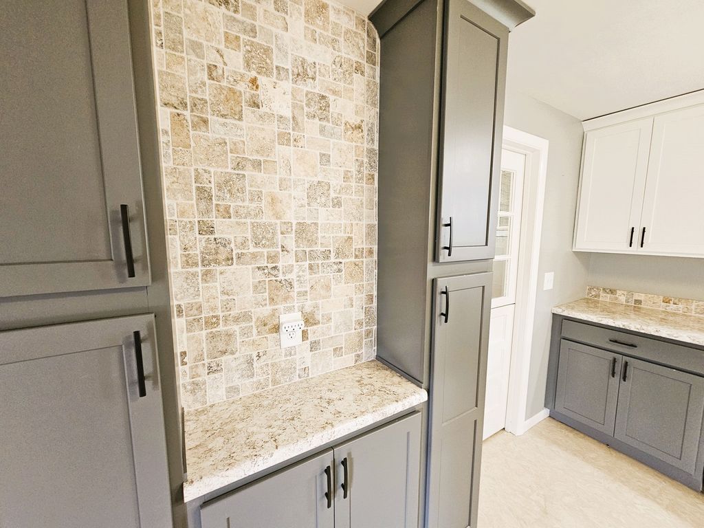 Image 10 of property listing at 700 Magnolia Avenue, Mt Vernon, IL 62864