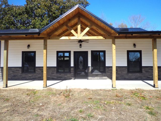 236 West Fourth Ave, Lobelville, TN 37097