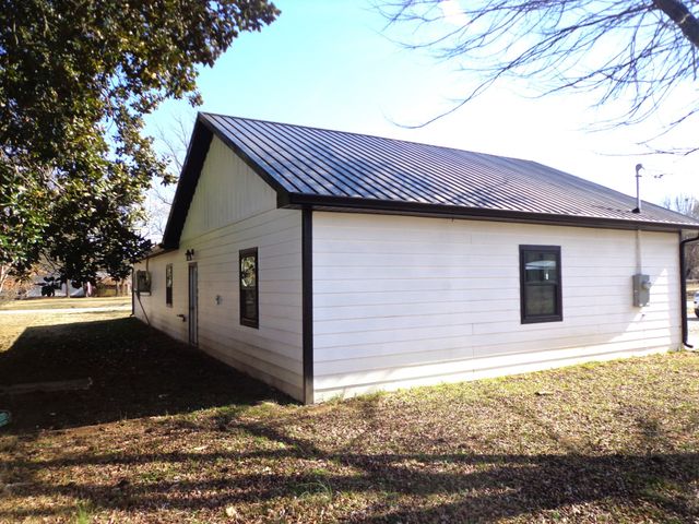 236 West Fourth Ave, Lobelville, TN 37097
