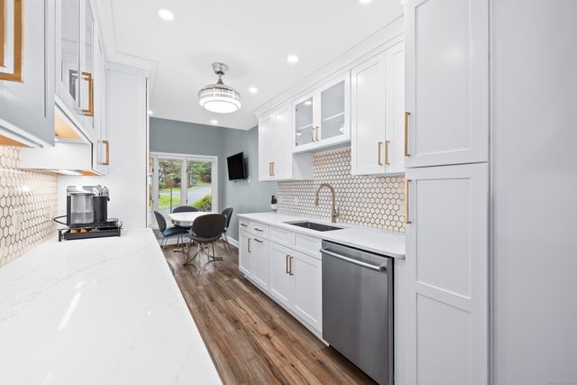 11 Brenthaven 11, Avon, CT 06001