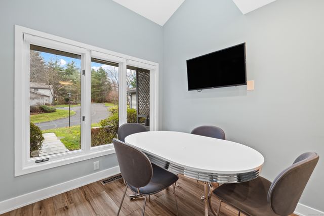 11 Brenthaven 11, Avon, CT 06001