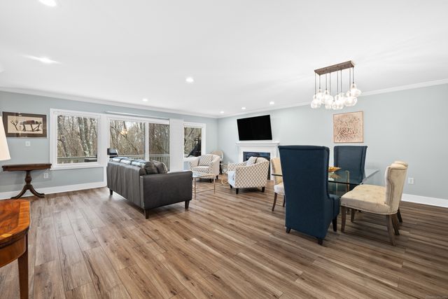 11 Brenthaven 11, Avon, CT 06001