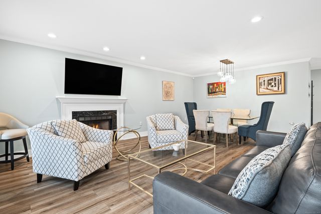 11 Brenthaven 11, Avon, CT 06001