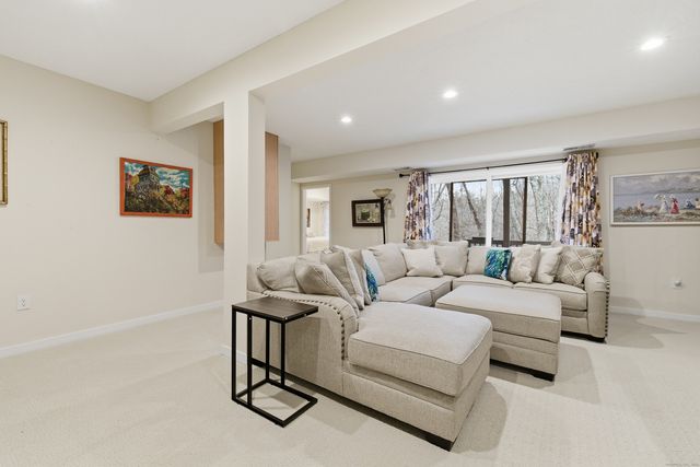 11 Brenthaven 11, Avon, CT 06001