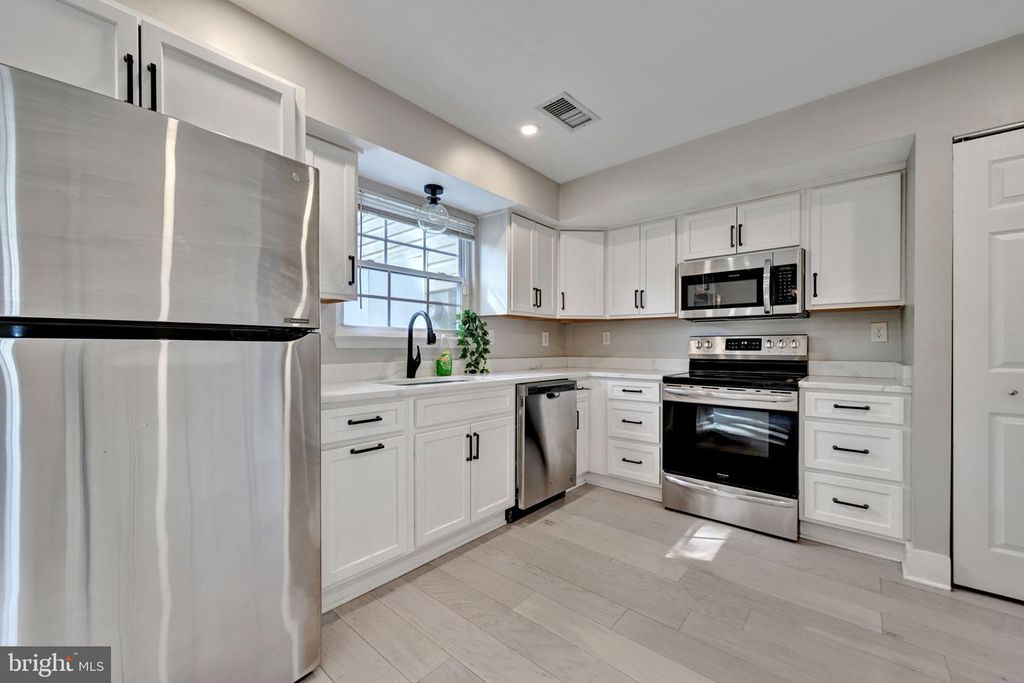 Image 1 of property listing at 2581 ROBINSON PL, Waldorf, MD 20602