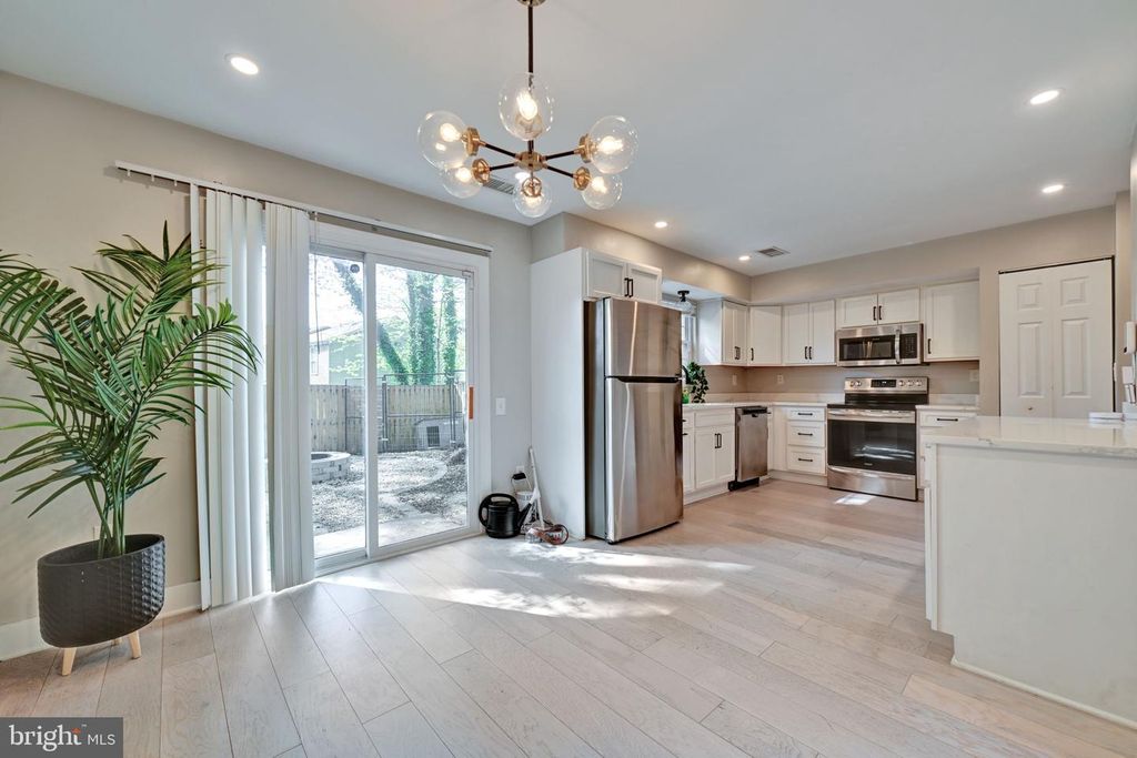 Image 11 of property listing at 2581 ROBINSON PL, Waldorf, MD 20602