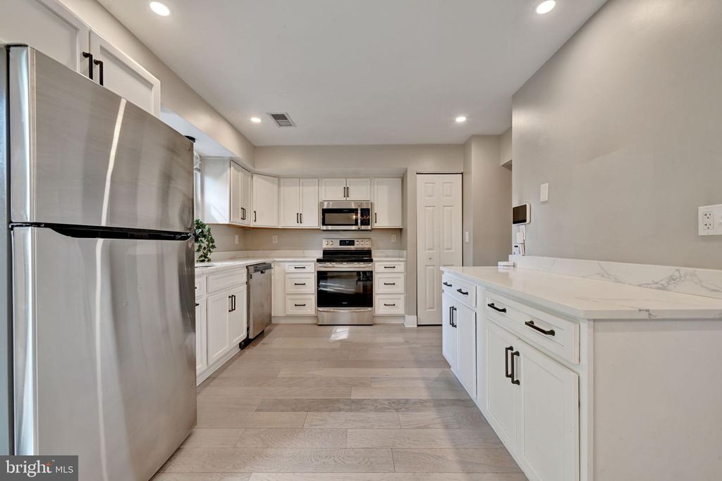 Image 13 of property listing at 2581 ROBINSON PL, Waldorf, MD 20602