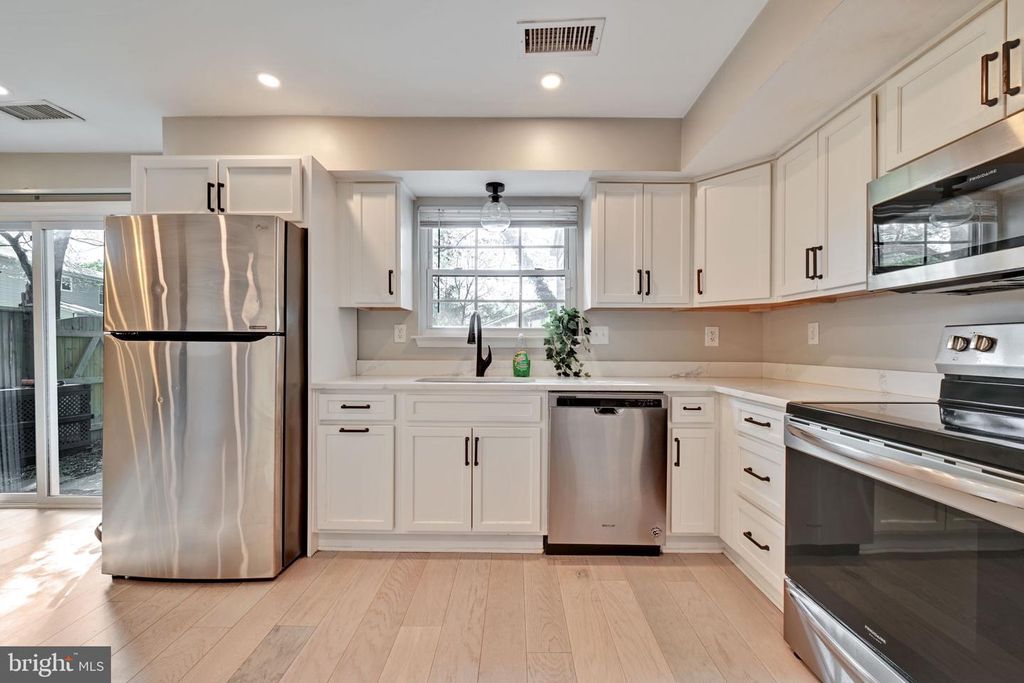 Image 14 of property listing at 2581 ROBINSON PL, Waldorf, MD 20602