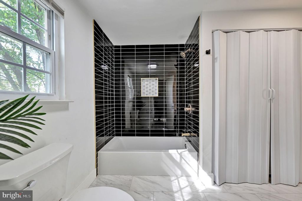 Image 19 of property listing at 2581 ROBINSON PL, Waldorf, MD 20602