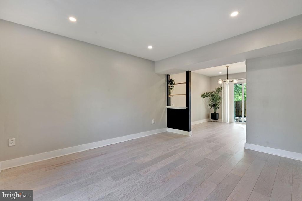 Image 5 of property listing at 2581 ROBINSON PL, Waldorf, MD 20602