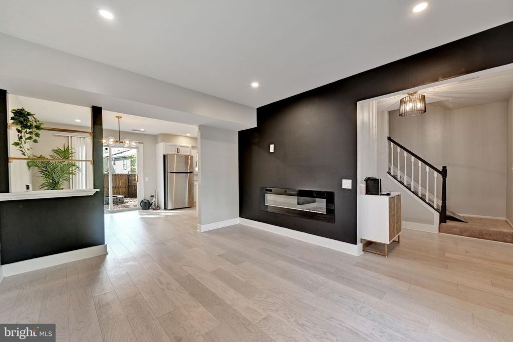 Image 6 of property listing at 2581 ROBINSON PL, Waldorf, MD 20602