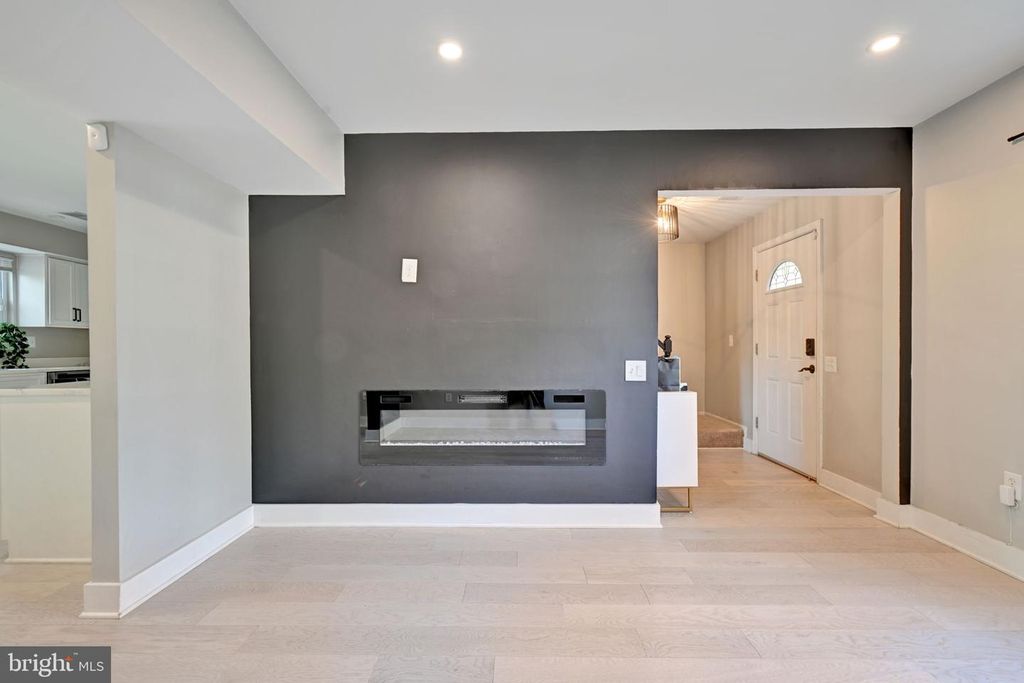 Image 7 of property listing at 2581 ROBINSON PL, Waldorf, MD 20602