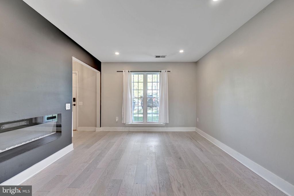 Image 8 of property listing at 2581 ROBINSON PL, Waldorf, MD 20602