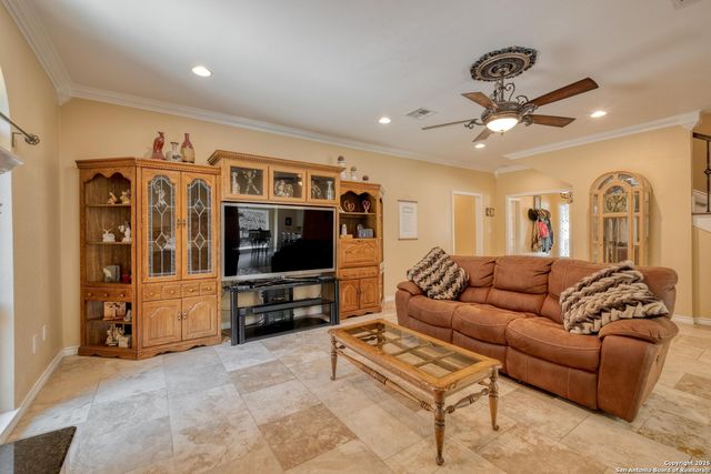 170 Oak Creek Cir, Luling, TX 78648