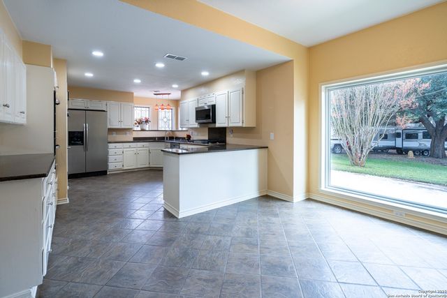 170 Oak Creek Cir, Luling, TX 78648