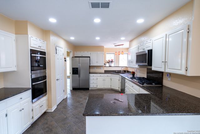 170 Oak Creek Cir, Luling, TX 78648