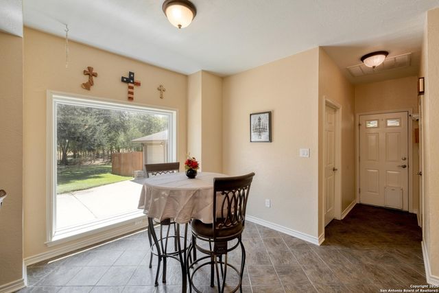 170 Oak Creek Cir, Luling, TX 78648