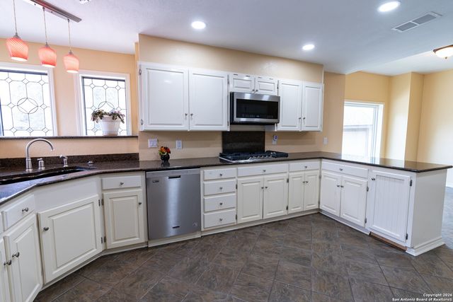 170 Oak Creek Cir, Luling, TX 78648