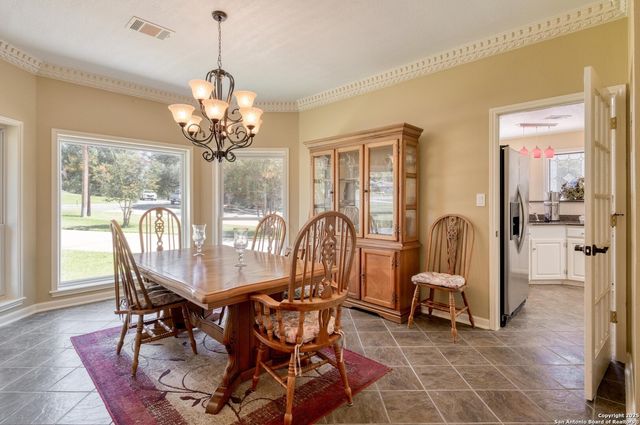 170 Oak Creek Cir, Luling, TX 78648