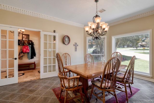 170 Oak Creek Cir, Luling, TX 78648