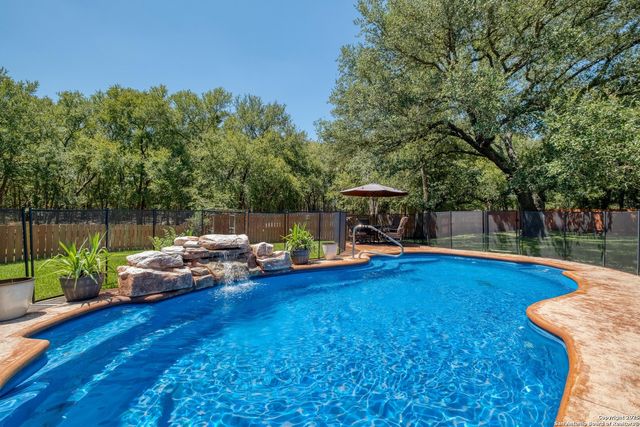 170 Oak Creek Cir, Luling, TX 78648