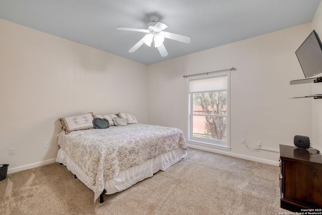 170 Oak Creek Cir, Luling, TX 78648