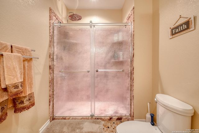 170 Oak Creek Cir, Luling, TX 78648