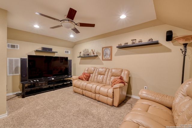 170 Oak Creek Cir, Luling, TX 78648