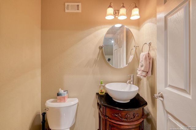 170 Oak Creek Cir, Luling, TX 78648