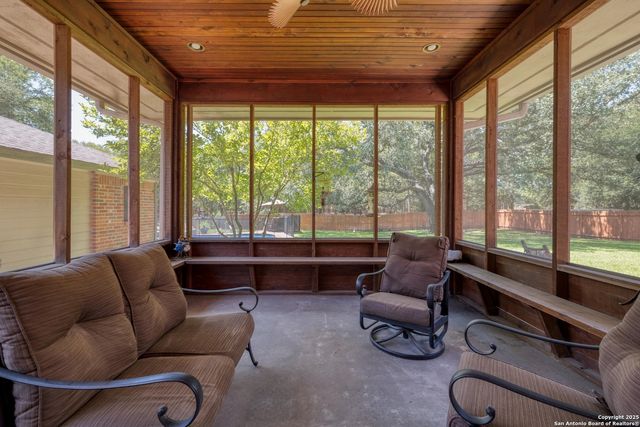 170 Oak Creek Cir, Luling, TX 78648