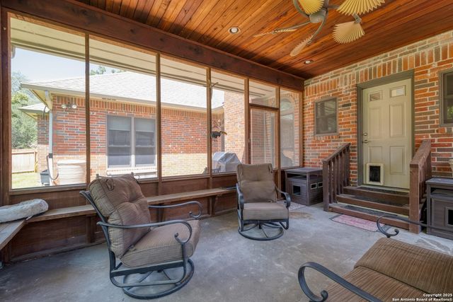 170 Oak Creek Cir, Luling, TX 78648