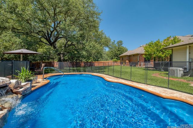 170 Oak Creek Cir, Luling, TX 78648