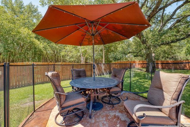 170 Oak Creek Cir, Luling, TX 78648