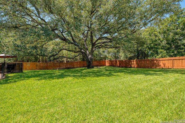 170 Oak Creek Cir, Luling, TX 78648