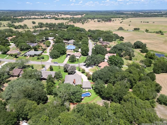 170 Oak Creek Cir, Luling, TX 78648