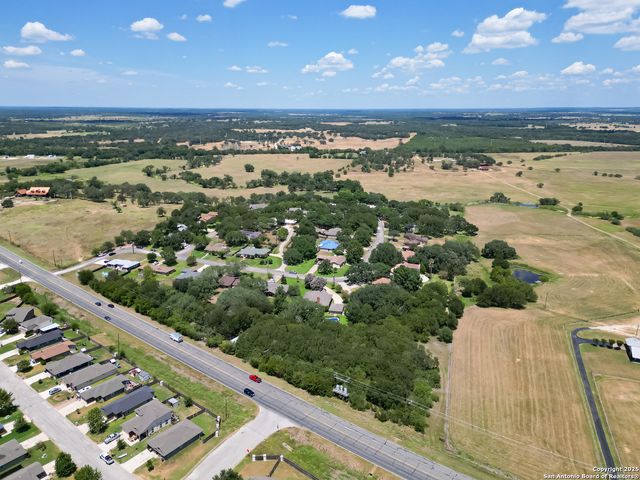 170 Oak Creek Cir, Luling, TX 78648